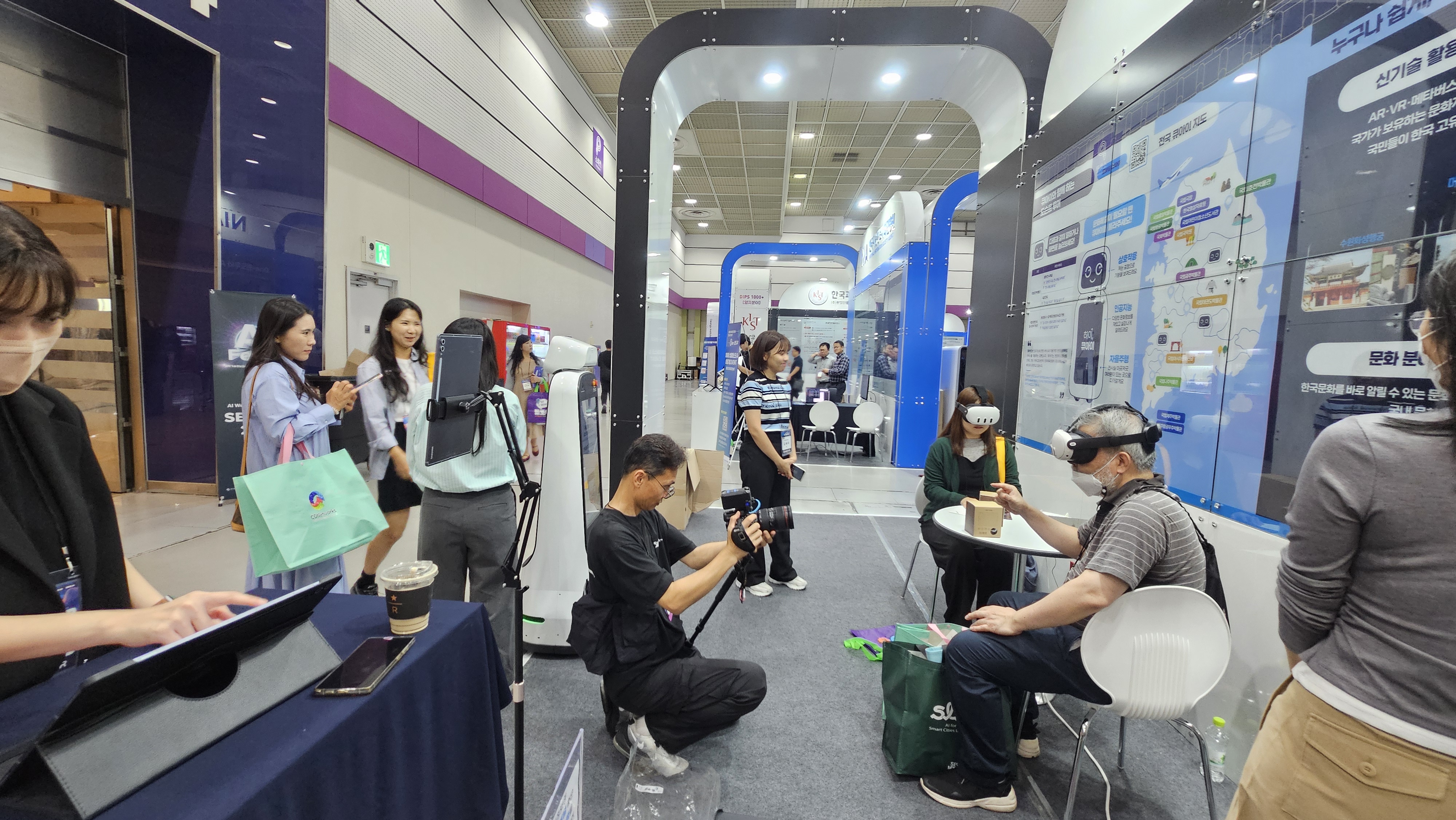   인공지능(AI) 기반의 문화정보 큐레이팅봇과 박물관 챗봇 서비스, 360˚VR 전통문화 체험, 공공저작물 활용 사례, 문화포털 영상 콘텐츠 등 다양한 디지털 문화 혁신 사례를 소개