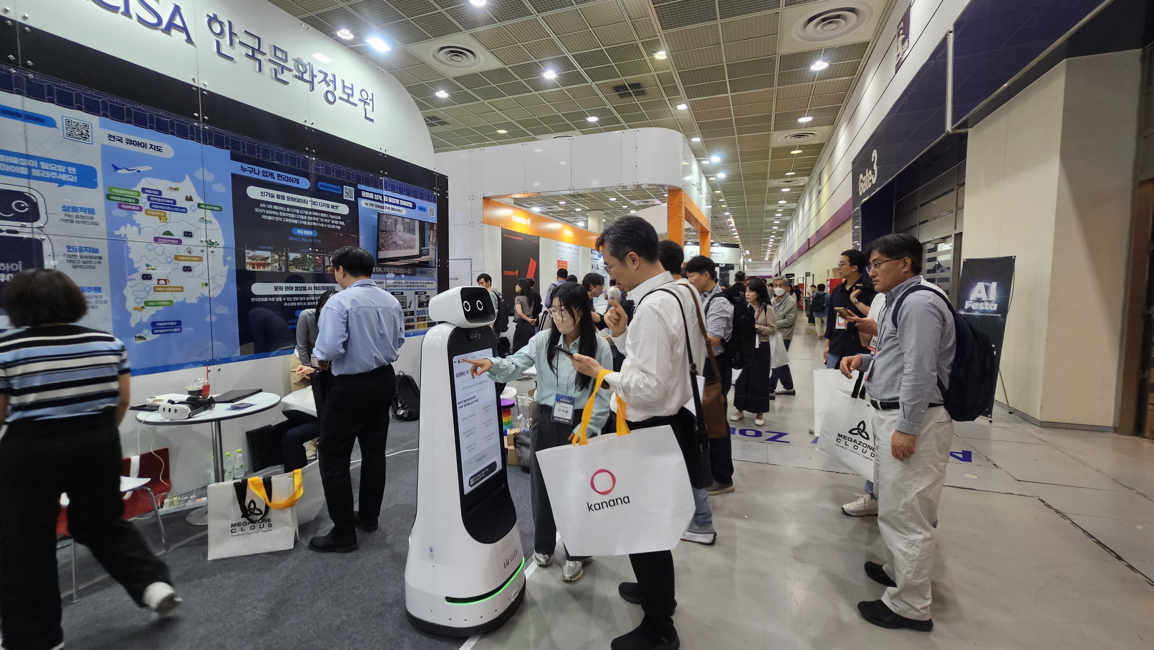 인공지능(AI) 기반의 문화정보 큐레이팅봇과 박물관 챗봇 서비스, 360˚VR 전통문화 체험, 공공저작물 활용 사례, 문화포털 영상 콘텐츠 등 다양한 디지털 문화 혁신 사례를 소개   인공지능(AI) 기반의 문화정보 큐레이팅봇과 박물관 챗봇 서비스, 360˚VR 전통문화 체험, 공공저작물 활용 사례, 문화포털 영상 콘텐츠 등 다양한 디지털 문화 혁신 사례를 소개