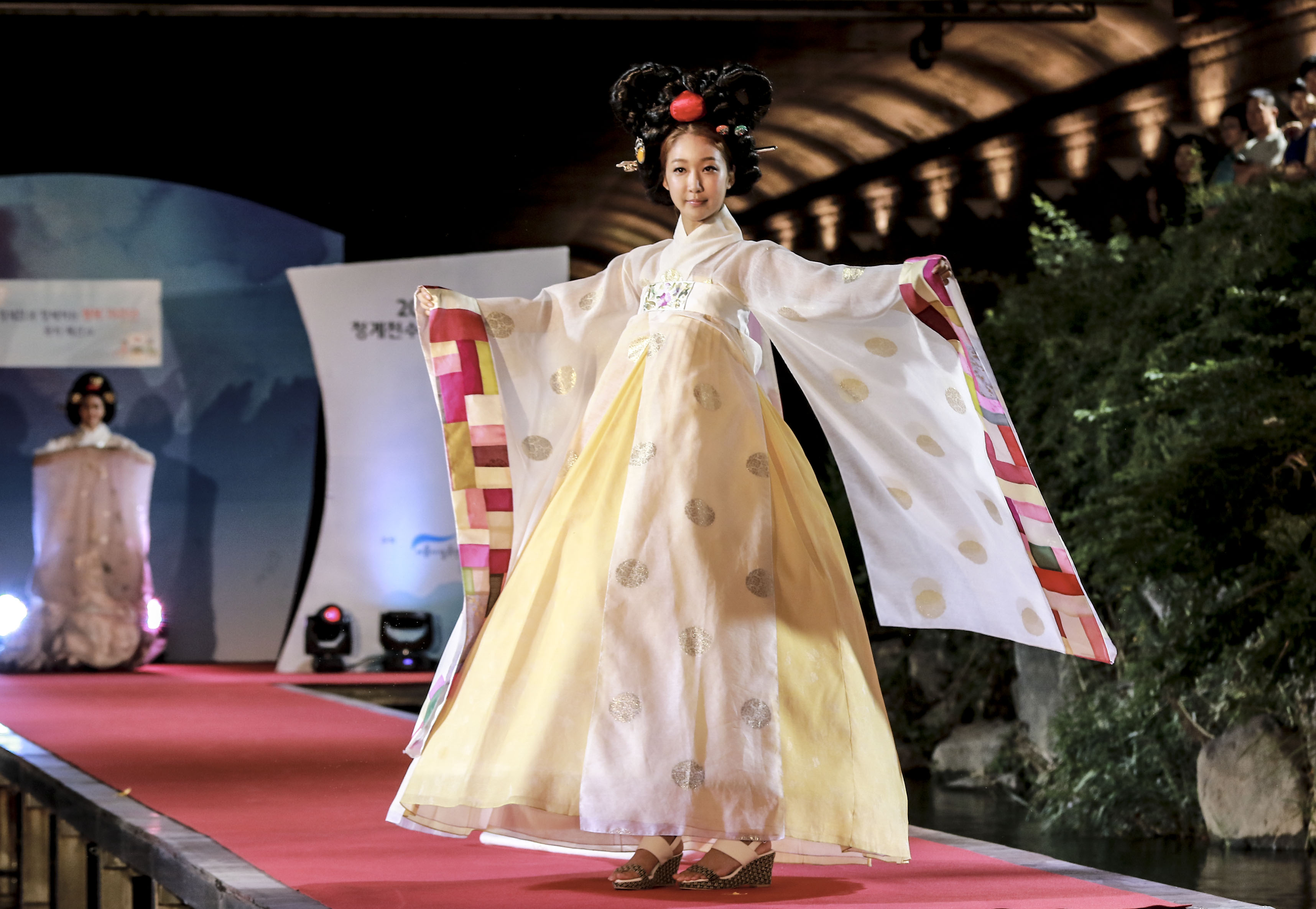 광복 70주년 기념 청계천수상패션쇼(2015.08.08)에서 전통문양한복을 입은 미스코리아 사진